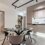 아파트 Brand New In A House
